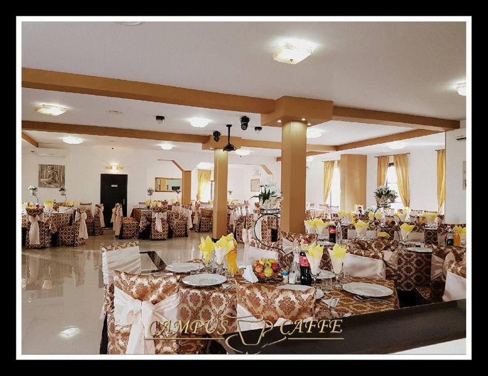 Campus Caffe Mansion Hotel Buzău Exterior foto